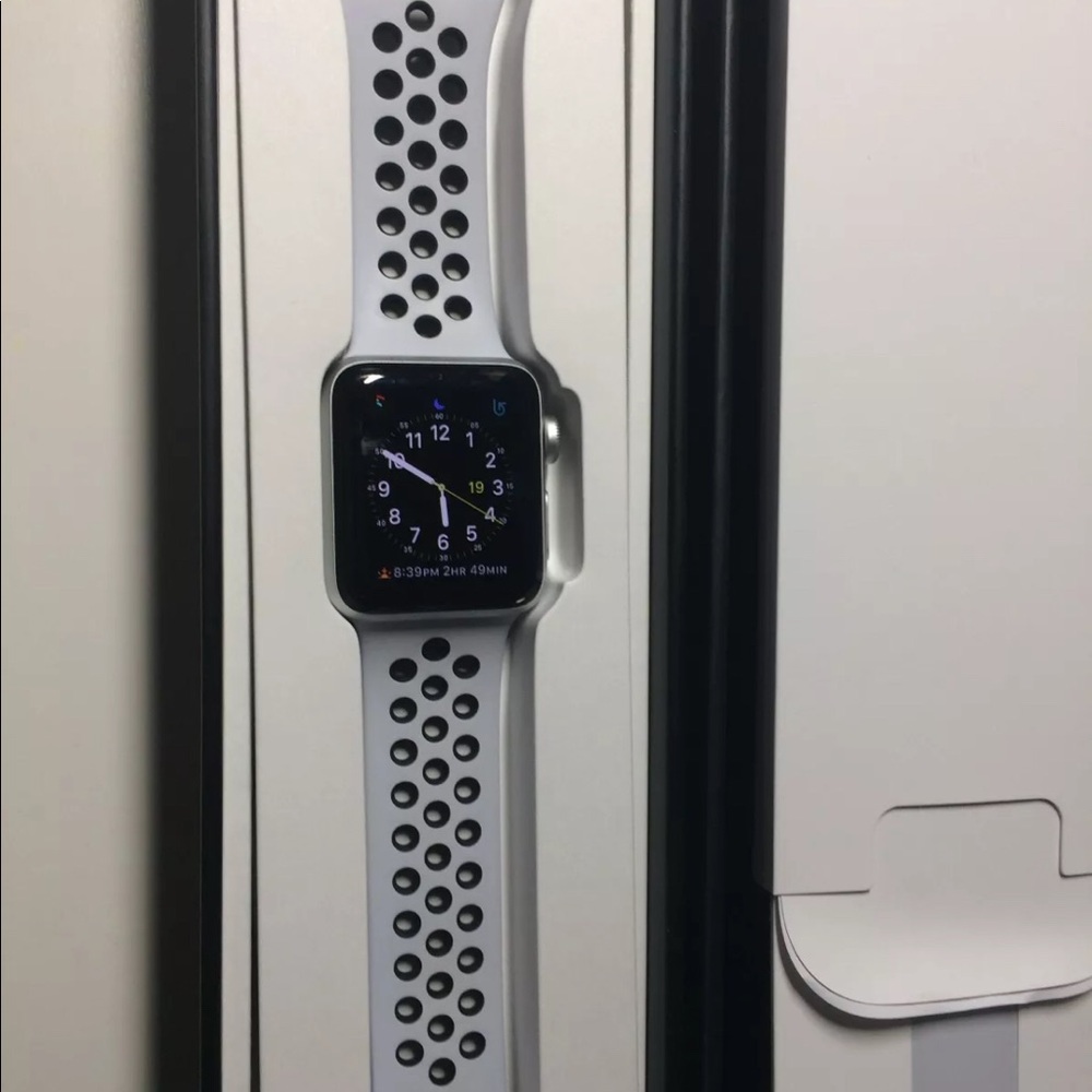 Apple Watch Series 3 Silver Aluminum 38mm GPS - Picture 5 of 8